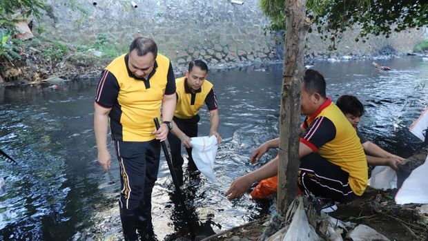 Kegiatan bersih-bersih bersama Bhayangkara di Kali Mampang (dok. Polisi)