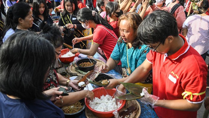 Kemeriahan Tradisi Membuat Seribu Bakcang di Tangerang Sejumlah warga membuat bakcang di Kampung Tehyan, Kota Tangerang, Banten, Minggu (23/6/2024). Cide-Kode Kota Benteng bersama masyarakat Kampung Tehyan menyelenggarakan pembuatan seribu bakcang bersama untuk melestarikan budaya Cina Benteng sekaligus memperingati perayaan Peh Cun 2024. ANTARA FOTO/Sulthony Hasanuddin/wpa.
