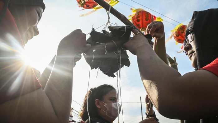 Kemeriahan Tradisi Membuat Seribu Bakcang di Tangerang Sejumlah warga membuat bakcang di Kampung Tehyan, Kota Tangerang, Banten, Minggu (23/6/2024). Cide-Kode Kota Benteng bersama masyarakat Kampung Tehyan menyelenggarakan pembuatan seribu bakcang bersama untuk melestarikan budaya Cina Benteng sekaligus memperingati perayaan Peh Cun 2024. ANTARA FOTO/Sulthony Hasanuddin/wpa.