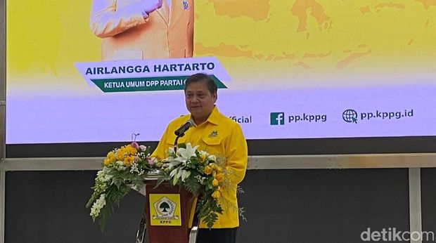 Ketua Umum Partai Golkar Airlangga Hartarto saat menyampaikan sambutannya di Kantor DPP Golkar, Slipi, Jakarta Barat, Minggu (23/6/2024)