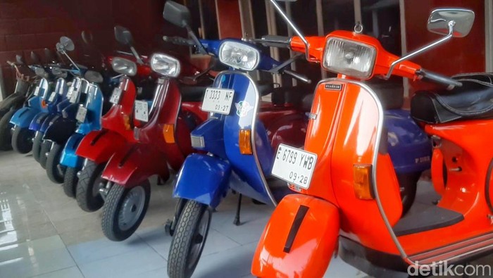 Koleksi motor vespa di showroom Fahmi Motor Karawang