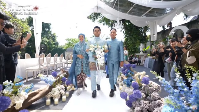 Venue didekorasi dengan bunga-bunga putih dan biru, mengombinasikan berbagai jenis flora seperti anggrek bulan, peony, mawar, babys breath hingga dedaunan hijau. (Foto: YouTube Thariq Halilintar)