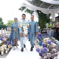 Venue didekorasi dengan bunga-bunga putih dan biru, mengombinasikan berbagai jenis flora seperti anggrek bulan, peony, mawar, babys breath hingga dedaunan hijau. (Foto: YouTube Thariq Halilintar)