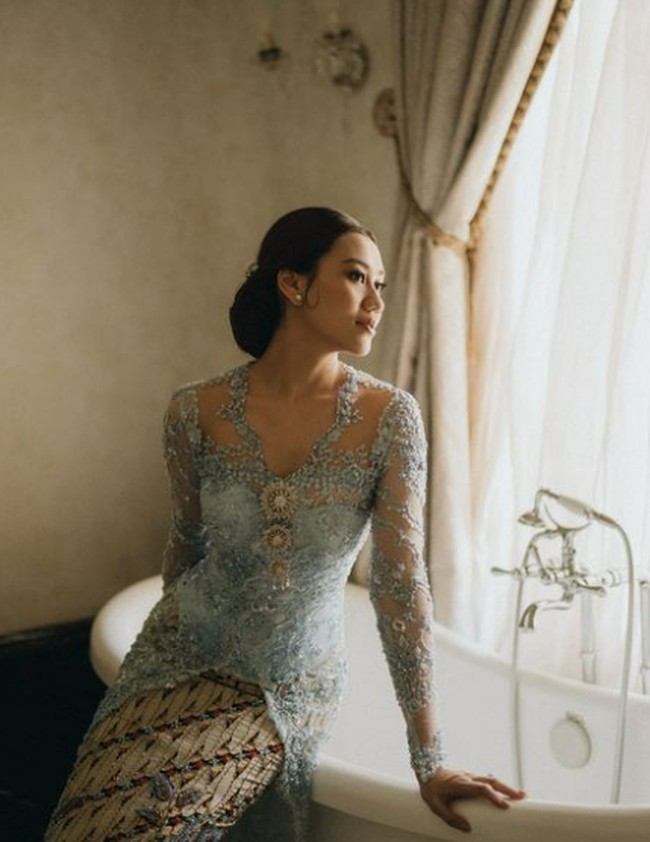 Sanggul modern bergaya sleek dan simple menambah kesan anggun. (Foto: Instagram/@aaliyah.massaid @morden.co)