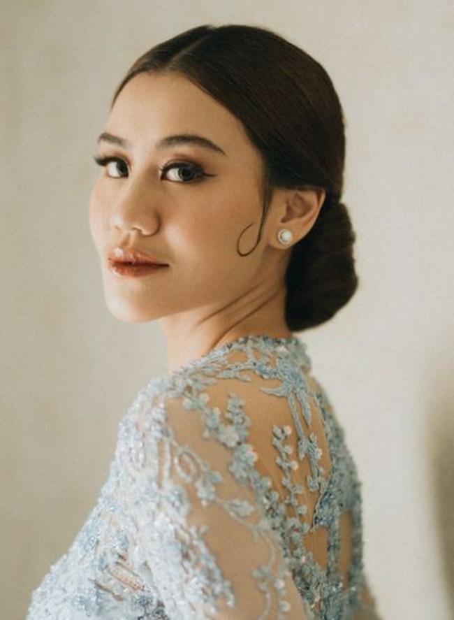 Riasan wajah bernuansa nude peach dan copper mempercantik wajah putri dari penyanyi Reza Artamevia dan mendiang aktor Adjie Massaid ini. (Foto: Instagram/@aaliyah.massaid @morden.co)