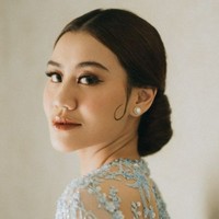 Riasan wajah bernuansa nude peach dan copper mempercantik wajah putri dari penyanyi Reza Artamevia dan mendiang aktor Adjie Massaid ini. (Foto: Instagram/@aaliyah.massaid @morden.co)
