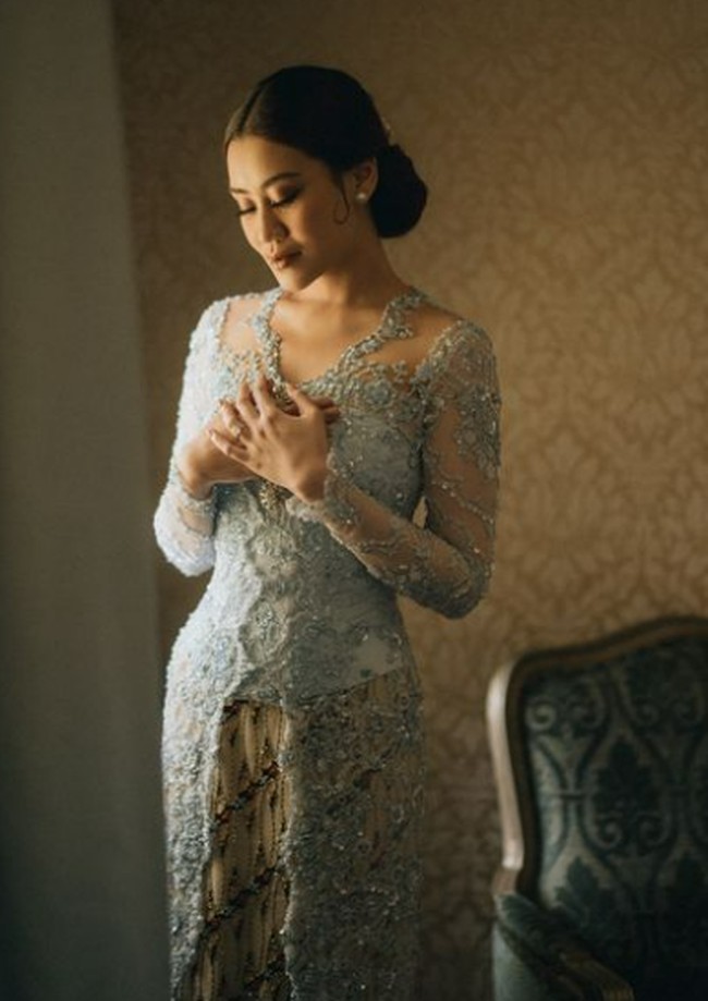 Aaliyah tampil cantik dan anggun dalam balutan kebaya lace model Kartini yang dipadukan kain batik motif Parang. (Foto: Instagram/@aaliyah.massaid @morden.co)