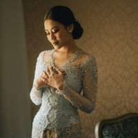 Aaliyah tampil cantik dan anggun dalam balutan kebaya lace model Kartini yang dipadukan kain batik motif Parang. (Foto: Instagram/@aaliyah.massaid @morden.co)