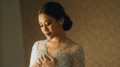 8 Potret Cantik Aaliyah Massaid Pakai Kebaya Biru Saat Dilamar Thariq Halilintar
