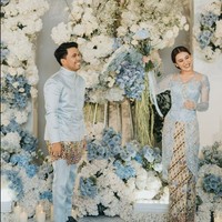Thariq memakai setelan beskap berhias bordir dengan kain batik sebagai aksen yang dililitkan pada pinggang. (Foto: Instagram/@aaliyah.massaid @morden.co)