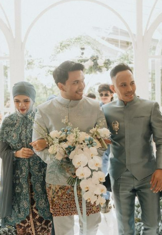 Aaliyah dan Thariq mengenakan busana dusty blue untuk momen lamaran. Dekorasi bunga pun dibuat dengan nuansa warna senada. (Foto: Instagram/@aaliyah.massaid @morden.co)