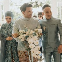 Aaliyah dan Thariq mengenakan busana dusty blue untuk momen lamaran. Dekorasi bunga pun dibuat dengan nuansa warna senada. (Foto: Instagram/@aaliyah.massaid @morden.co)