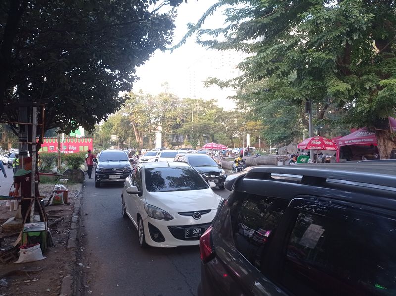 Macet panjang menjelang arena PRJ pada Minggu (23/6/2024)-(Taufiq/detikcom)