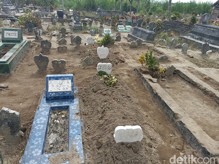 Makam Ibu dan anak korban kecelakaan di TPU Wonodadi, Blitar