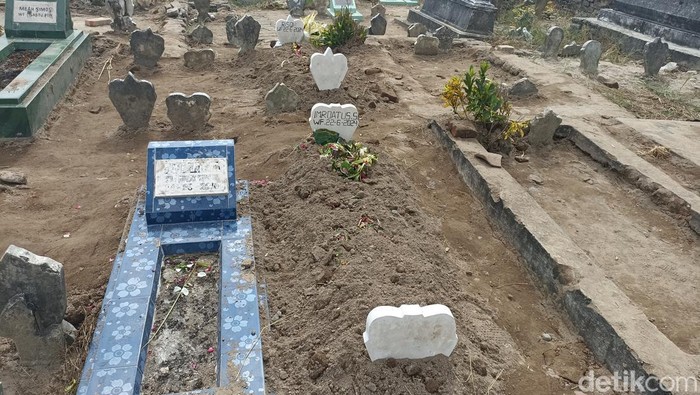 Makam Ibu dan anak korban kecelakaan di TPU Wonodadi, Blitar