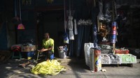 Pasar tersebut hampir menyediakan berbagai kebutuhan masyarakat, mulai dari kebutuhan pangan, sangan dan papan. Selain itu, Pasar Jatinegara juga menjual bergaam peralatan bekas seperti perkakas, mesin jahit dan elektronik.