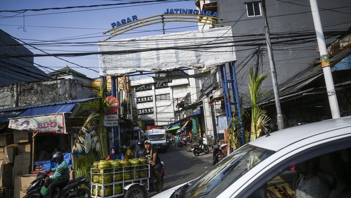 Menengok Pasar Lama Jatinegara Suasana di kawasan Pasar Lama Jatinegara, Jakarta, Jumat (21/6/2024). Pasar Lama Jatinegara merupakan salah satu pasar tertua di Jakarta yang pada era penjajahan Belanda dikenal dengan nama Mester Passer berdiri sekitar tahun 1770-an. ANTARA FOTO/ Erlangga Bregas Prakoso/foc.