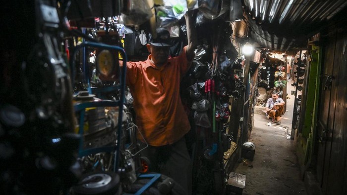Suasana di kawasan Pasar Lama Jatinegara, Jakarta, Jumat (21/6/2024). Pasar Lama Jatinegara merupakan salah satu pasar tertua di Jakarta yang pada era penjajahan Belanda dikenal dengan nama Mester Passer berdiri sekitar tahun 1770-an. ANTARA FOTO/ Erlangga Bregas Prakoso/foc.