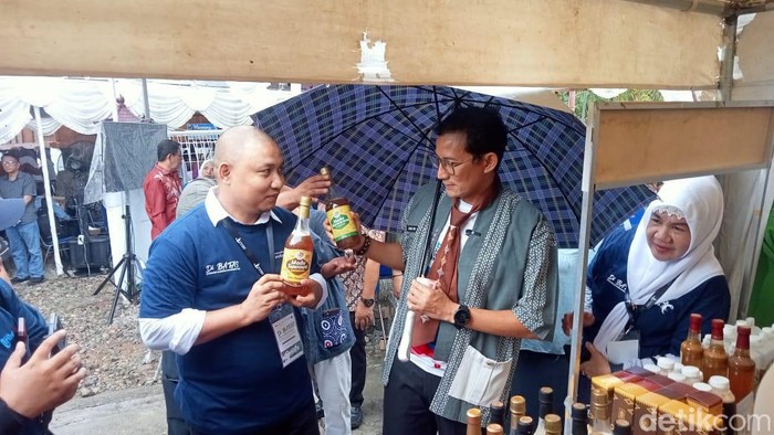 Menparekraf Sandiaga Salahuddin Uno menyambangi lapak UMKM di Bone Bolango.