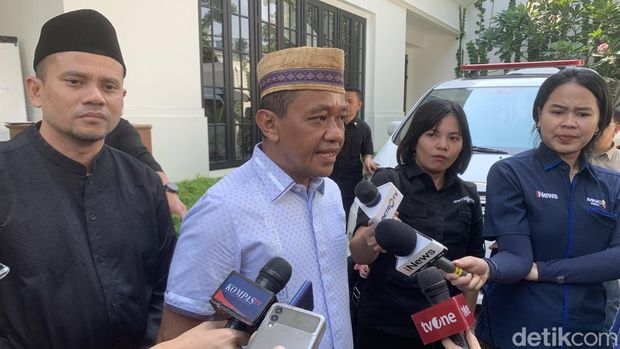 Menteri Investasi Bahlil Lahadalia melayat ke rumah duka Tanri Abeng (Taufiq S/detikcom)