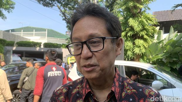 Menteri Kesehatan Budi Gunadi Sadikin melayat ke rumah duka Tanri Abeng (Taufiq S/detikcom)