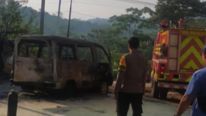 Mobil hangus terbakar di SPBU Nanggung, Kabupaten Bogor. (dok Istimewa)