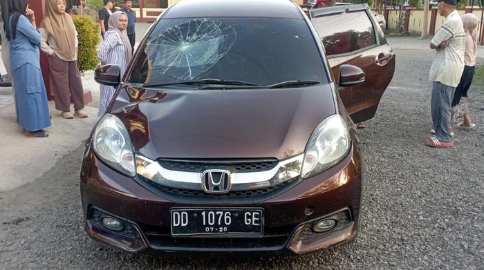 Mobil Honda Mobilio warna merah Maron yang digunakan pelaku saat mengangkut satu ekor kambing curian.