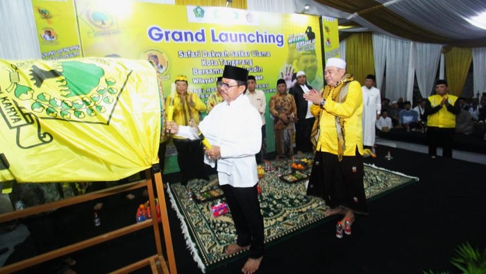 Bakal calon Wali Kota Tangerang Sachrudin membuka secara simbolik grand launching safari dakwah satkar ulama Kota Tangerang dengan memukul bedug di Kota Tangerang, Jumat (21/6/2024).