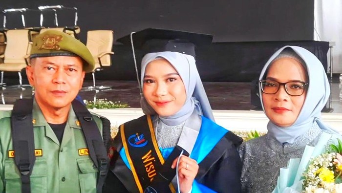 Nita dan keluarga usai prosesi wisuda mahasiswa UBP di Jalan Syekh Quro Kabupaten Karawang