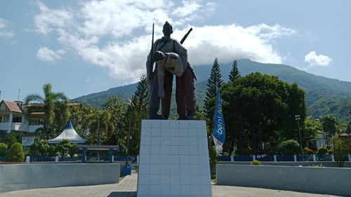 Patung Herman Fernandez membopong Alex Rumambi di Taman Herman Fernandez, Larantuka, Flores Timur, NTT. (Arnoldus Yurgo Purab/detikBali)