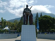 Kisah di Balik Patung Herman Fernandez Bopong Alex Rumambi di Larantuka