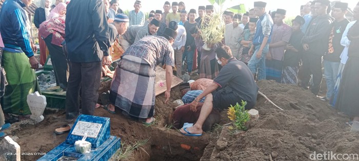 Pemakaman 4 orang tewas laka maut di Tol Semarang