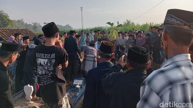 Pemakaman 4 orang tewas laka maut di Tol Semarang