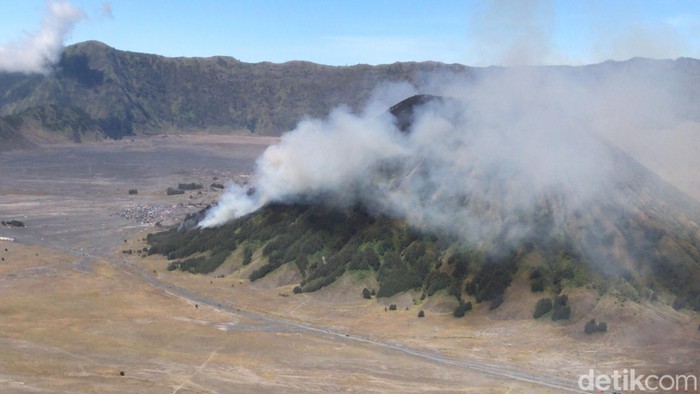 Penampakan Gunung Batok saat masih terbakar