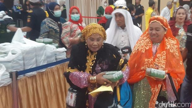 Penampilan salah satu jemaah haji asal Makassar yang baru tiba di Asrama Haji Sudiang Makassar.