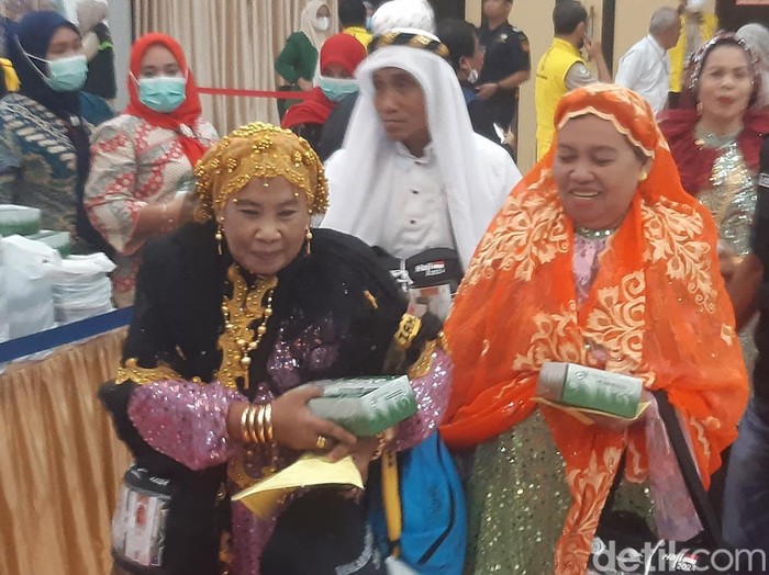 Penampilan salah satu jemaah haji asal Makassar yang baru tiba di Asrama Haji Sudiang Makassar.