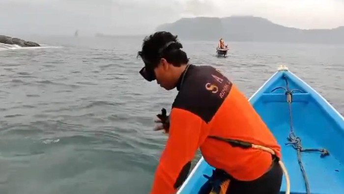 Pencarian remaja yang terseret ombak di Pantai Payangan Jember