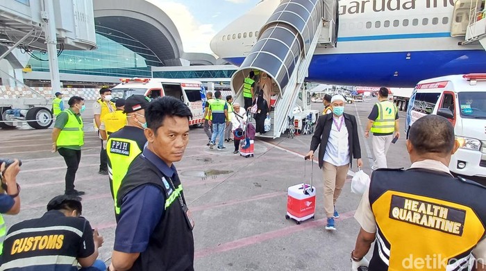 Petugas kesehatan dari Kantor Kesehatan Pelabuhan Kelas I Makassar ikut membantu kedatangan jamaah haji.