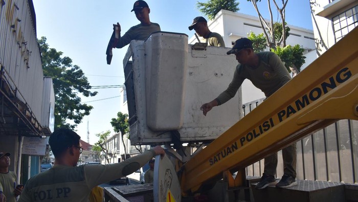 Petugas Satpol PP Surabaya menertibakan reklame tak beizin