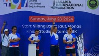 (Ki-Ka) Komisaris Utama BTN Chandra M Hamzah, Dirut BTN Nixon L Napitupulu, Pj Gubernur Jakarta Heru Budi dan Wamen BUMN Kartiko Wirjoatmodjo melakukan flag off, Minggu (23/6).