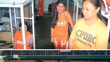 CPDRC adalah penjara keamanan maksimum di mana para tahanan melakukan rutinitas seperti menari yang merupakan bagian dari latihan dan rehabilitasi. Biar lebih seru, kegiatan ini pun dijadikan film dan kemudian dibagikan di media online. (Foto: Boredpanda)