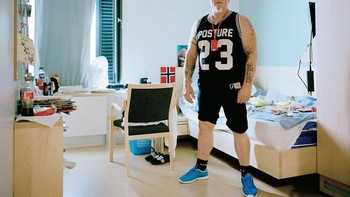 Halden Prison adalah penjara mewah dengan sistem keamanan tingkat tinggi. Penjara terbesar kedua di Norwegia ini didirikan tahun 2010 dengan fokus pada rehabilitasi dari olahraga hingga musik. Sel dibuat senyaman mungkin seperti kamar dengan fasilitas TV, kulkas, komputer, bahkan video game. Penjara Halden dipuji karena memiliki ruangan manusiawi namun ada juga yang mengkritik. Dengan desain interior mewah, penjara ini pun menerima penghargaan Arnstein Arneberg Award. (Foto: Boredpanda)