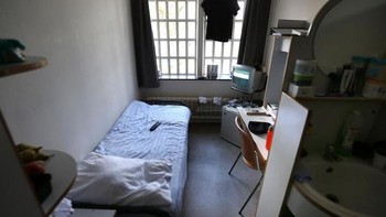 Salah satu kamar penjara di penjara Norgerhaven di Veenhuizen, Belanda yang memiliki tempat tidur, perabotan, kulkas, TV hingga kamar mandi pribadi. Tingkat kejahatan di Belannda sangat rendah. Saking sedikitnya tahanan, penjara ini pun menampung napi dari Norwegia sejak tahun 2015. (Foto: Boredpanda)