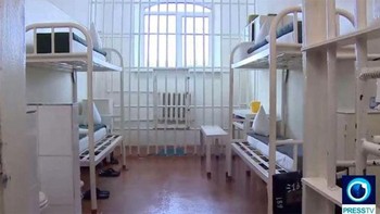 Penjara Black Dolphin yang terkenal di perbatasan Kazakhstan. Narapida ditahan di sel dengan luas 50 kaki persegi. Mereka diawasi 24 jam penuh dan ketat. Black Dolphin menampung penjahat paling kejam, termasuk pembunuh berantai, kanibal, dan teroris. (Foto: Boredpanda)