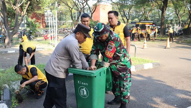 Puluhan personel Polresta Bandara Soekarno-Hatta menggelar kerja bakti membersihkan masjid kawasan Bandara Soekaeno-Hatta dalam rangka menyambut HUT ke-78 Bhayangkara (Foto: Dok. Istimewa)