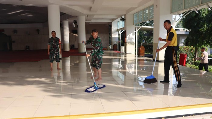 Puluhan personel Polresta Bandara Soekarno-Hatta menggelar kerja bakti membersihkan masjid kawasan Bandara Soekaeno-Hatta dalam rangka menyambut HUT ke-78 Bhayangkara (Foto: Dok. Istimewa)