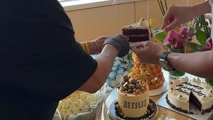 Reino Barack mendapatkan banyak kiriman kue dan buket bunga. Foto: Instagram Syahrini