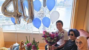 Ulang tahun ke-40 tersebut dirayakan Reino Barack bersama sang istri, Syahrini. Foto: Instagram Syahrini