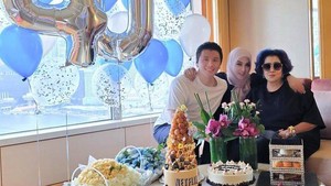 Momen spesial ini dirayakan Reino Barack dengan cara sederhana bersama keluarganya. Foto: Instagram Syahrini