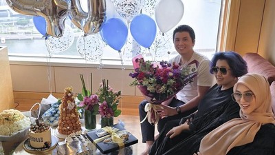 Reino Barack Ultah, Dapat Kejutan Kue dan Buket Bunga dari Syahrini